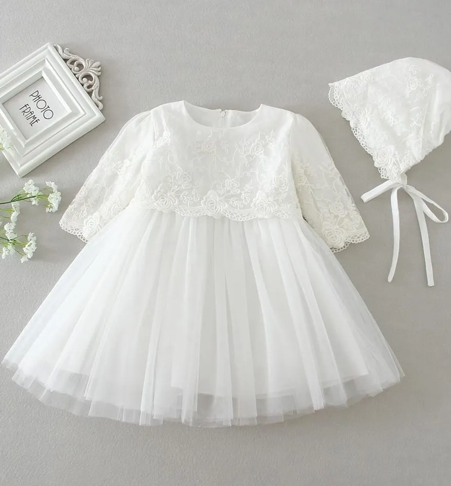 ---Abito da battesimo bimba online bianco in pizzo e tulle vaporoso con maniche tre quarti e cappellino di pizzo--