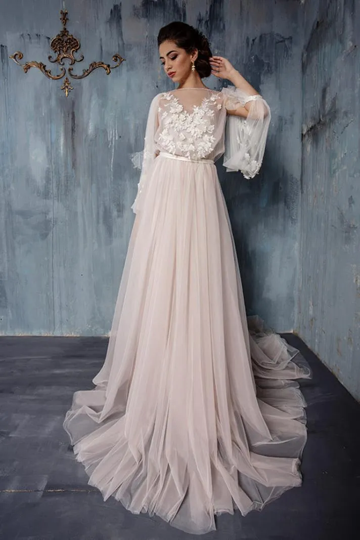 ---Abito da sposa in tulle con maniche lunghe a sbuffo e corpetto decorato con fiori di stoffa--