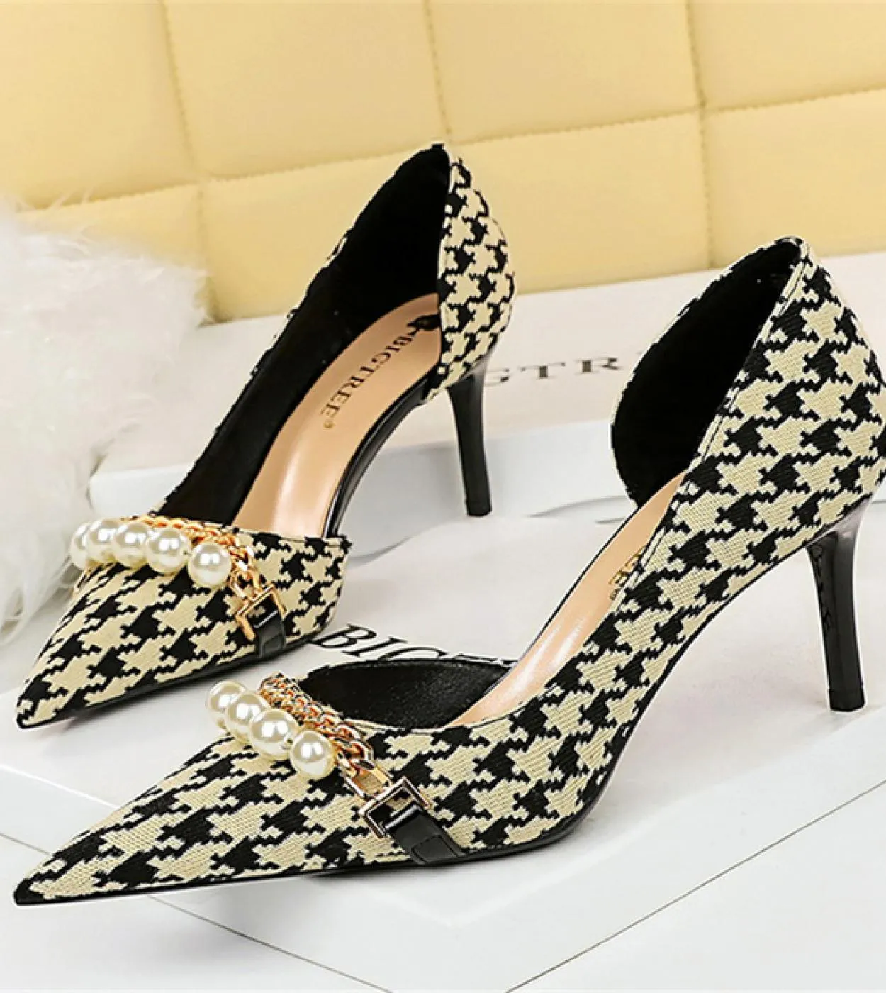 2023 Donna 75cm 95cm Tacchi alti scozzesi Décolleté carini Matrimonio Tacchi bassi medi Lady Pearl Scarpins Stiletto Event Par