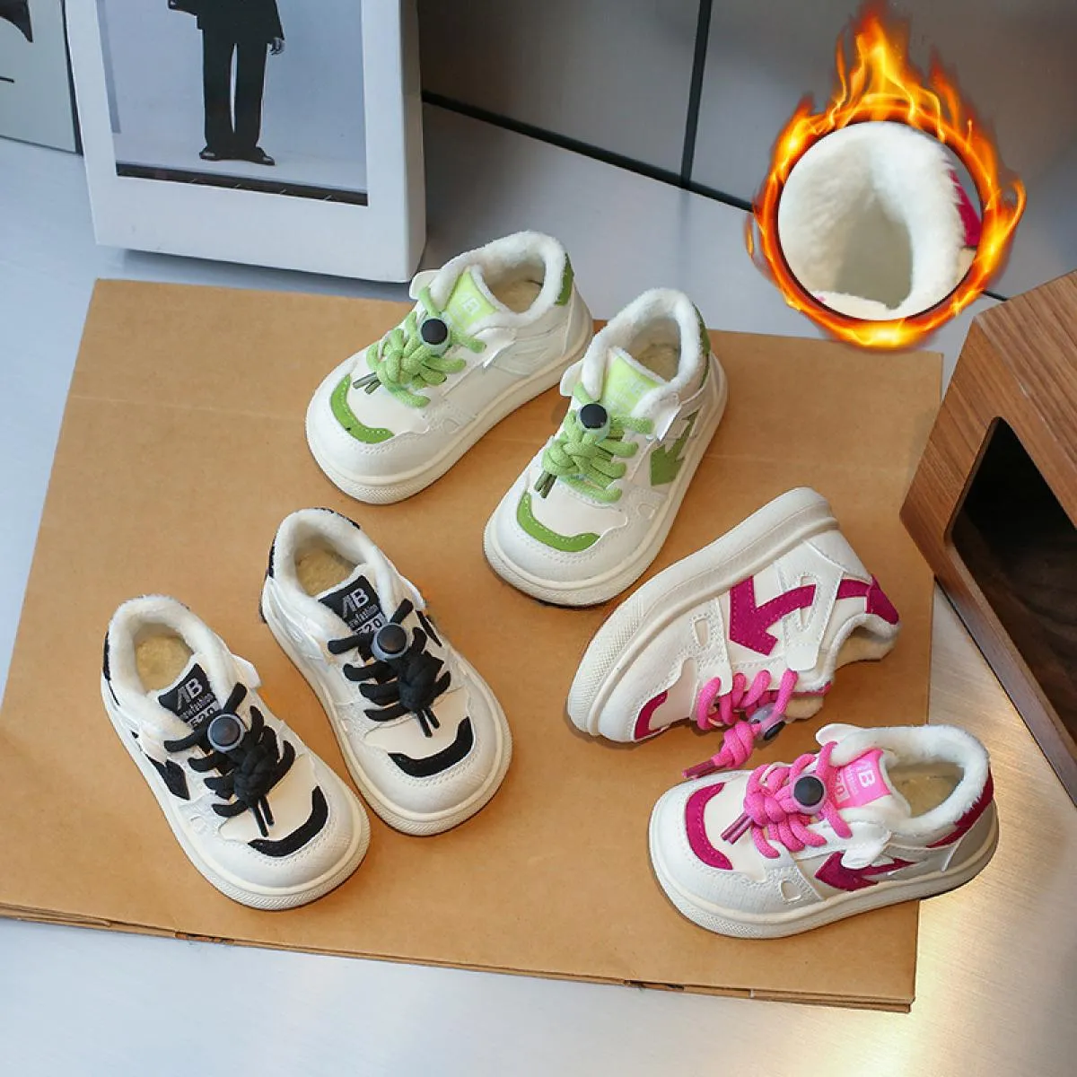 2023 Scarpe da ginnastica per bambini foderate in pelliccia Scarpe da tennis antiscivolo Scarpe per bambini per ragazze Ragazzi