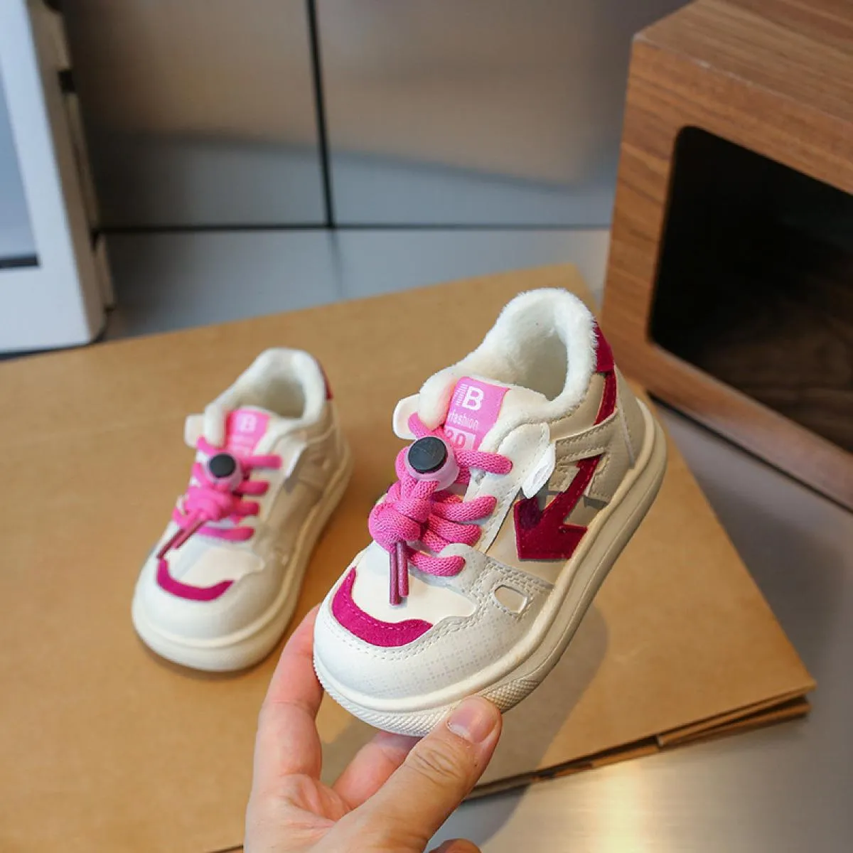 2023 Scarpe da ginnastica per bambini foderate in pelliccia Scarpe da tennis antiscivolo Scarpe per bambini per ragazze Ragazzi