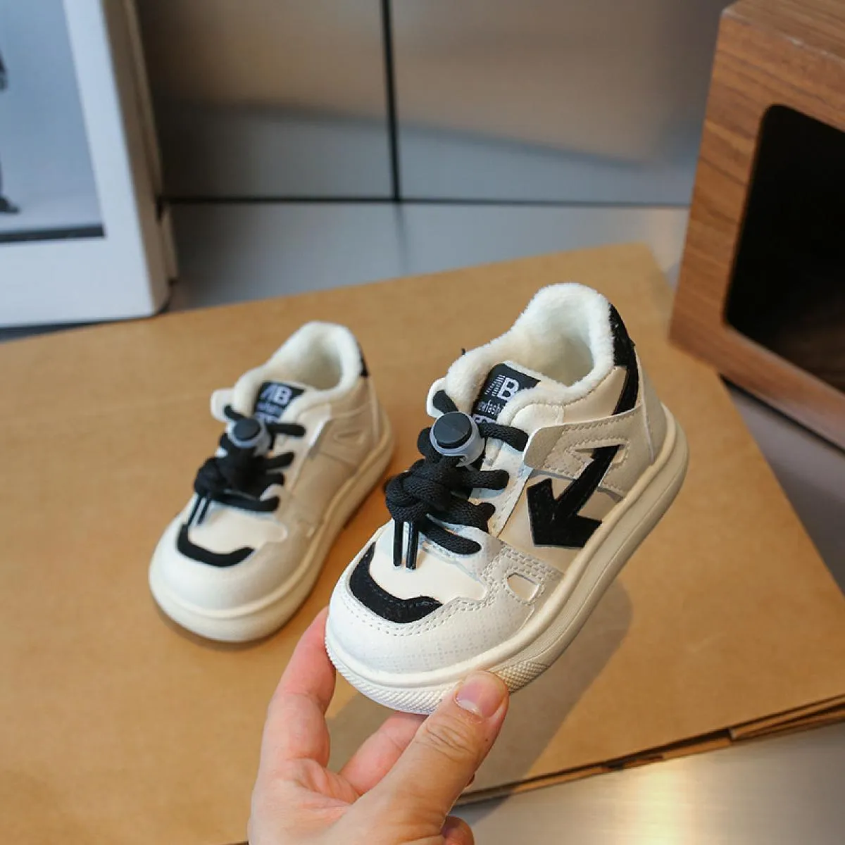 2023 Scarpe da ginnastica per bambini foderate in pelliccia Scarpe da tennis antiscivolo Scarpe per bambini per ragazze Ragazzi