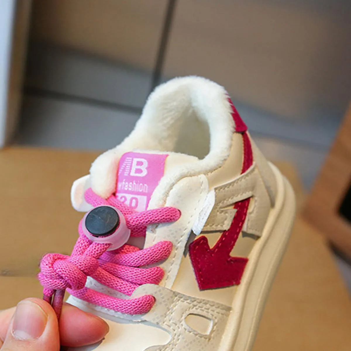 2023 Scarpe da ginnastica per bambini foderate in pelliccia Scarpe da tennis antiscivolo Scarpe per bambini per ragazze Ragazzi