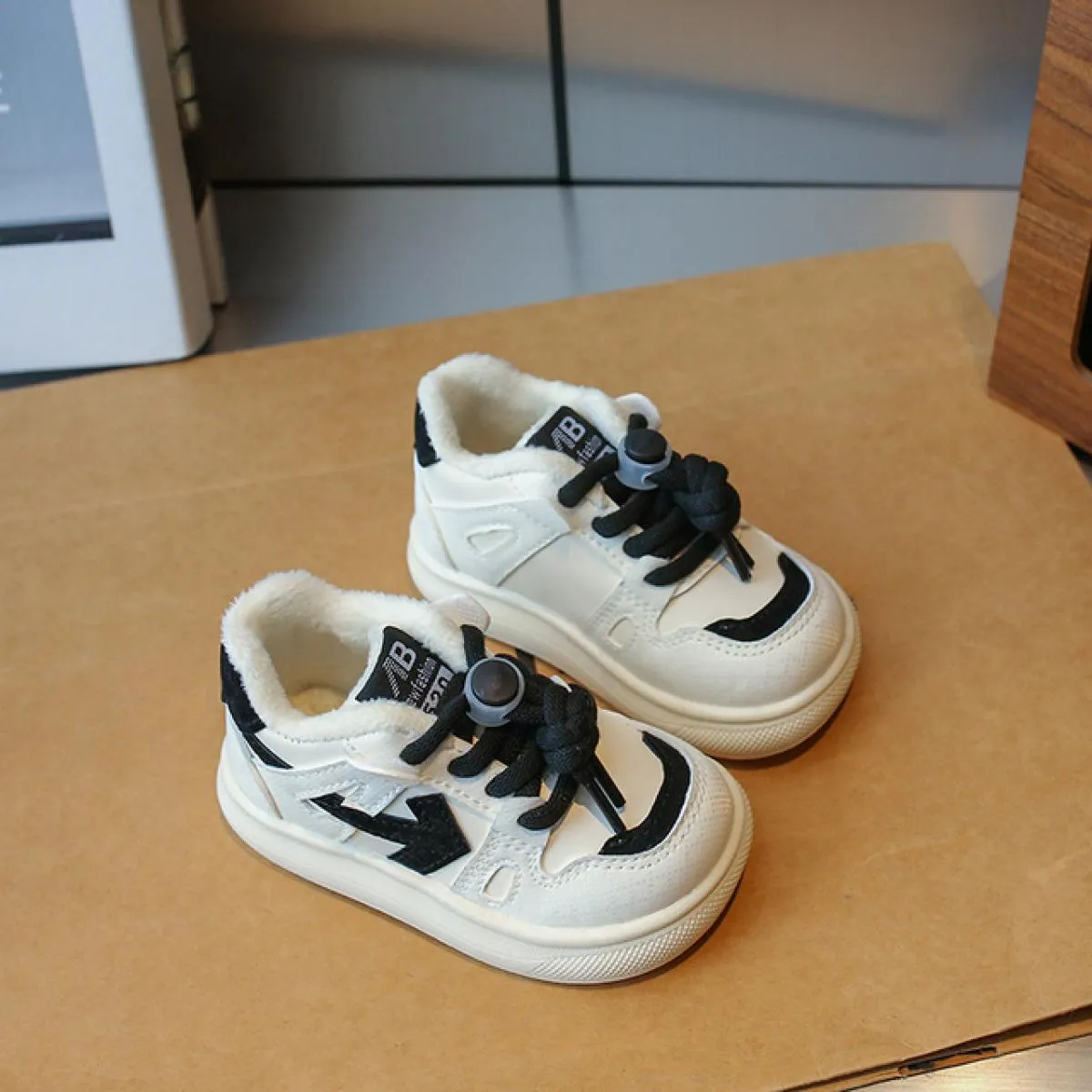 2023 Scarpe da ginnastica per bambini foderate in pelliccia Scarpe da tennis antiscivolo Scarpe per bambini per ragazze Ragazzi