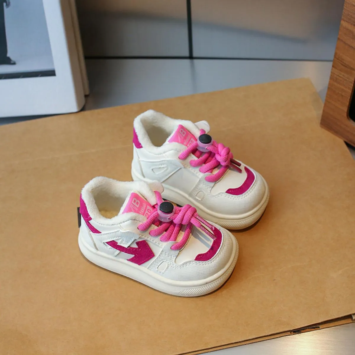 2023 Scarpe da ginnastica per bambini foderate in pelliccia Scarpe da tennis antiscivolo Scarpe per bambini per ragazze Ragazzi