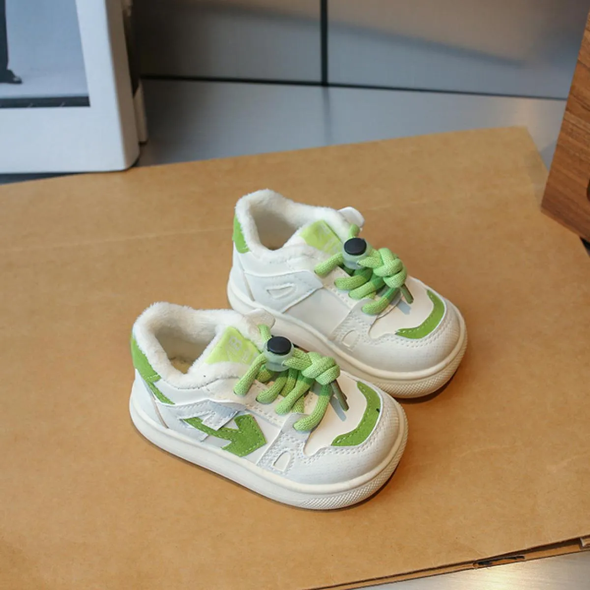 2023 Scarpe da ginnastica per bambini foderate in pelliccia Scarpe da tennis antiscivolo Scarpe per bambini per ragazze Ragazzi