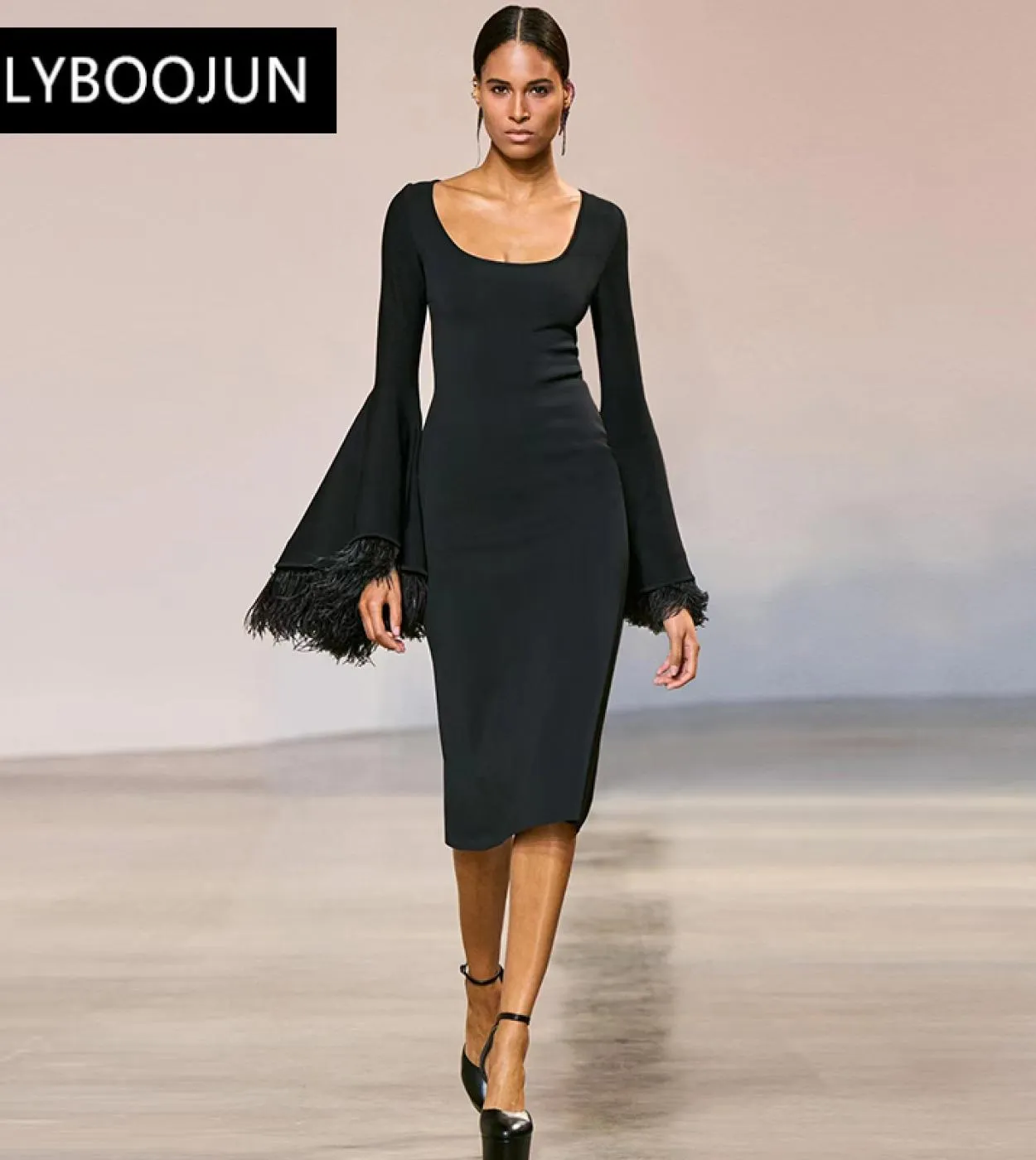 Abito firmato da passerella Abito da donna in autunno Colletto quadrato Manica svasata Nappa Slim Balck Midi Abiti a matita Abit