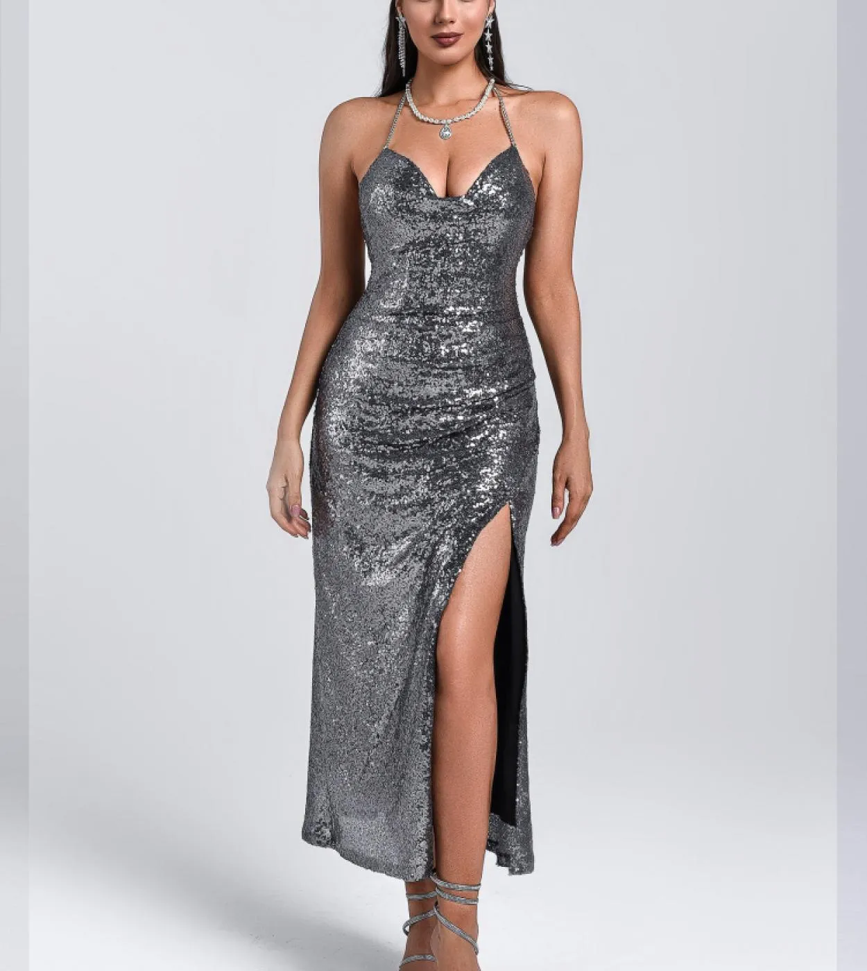 Abito lungo con pieghe con paillettes senza maniche con scollo allamericana di diamanti Abito spaccato con spalline con paillet