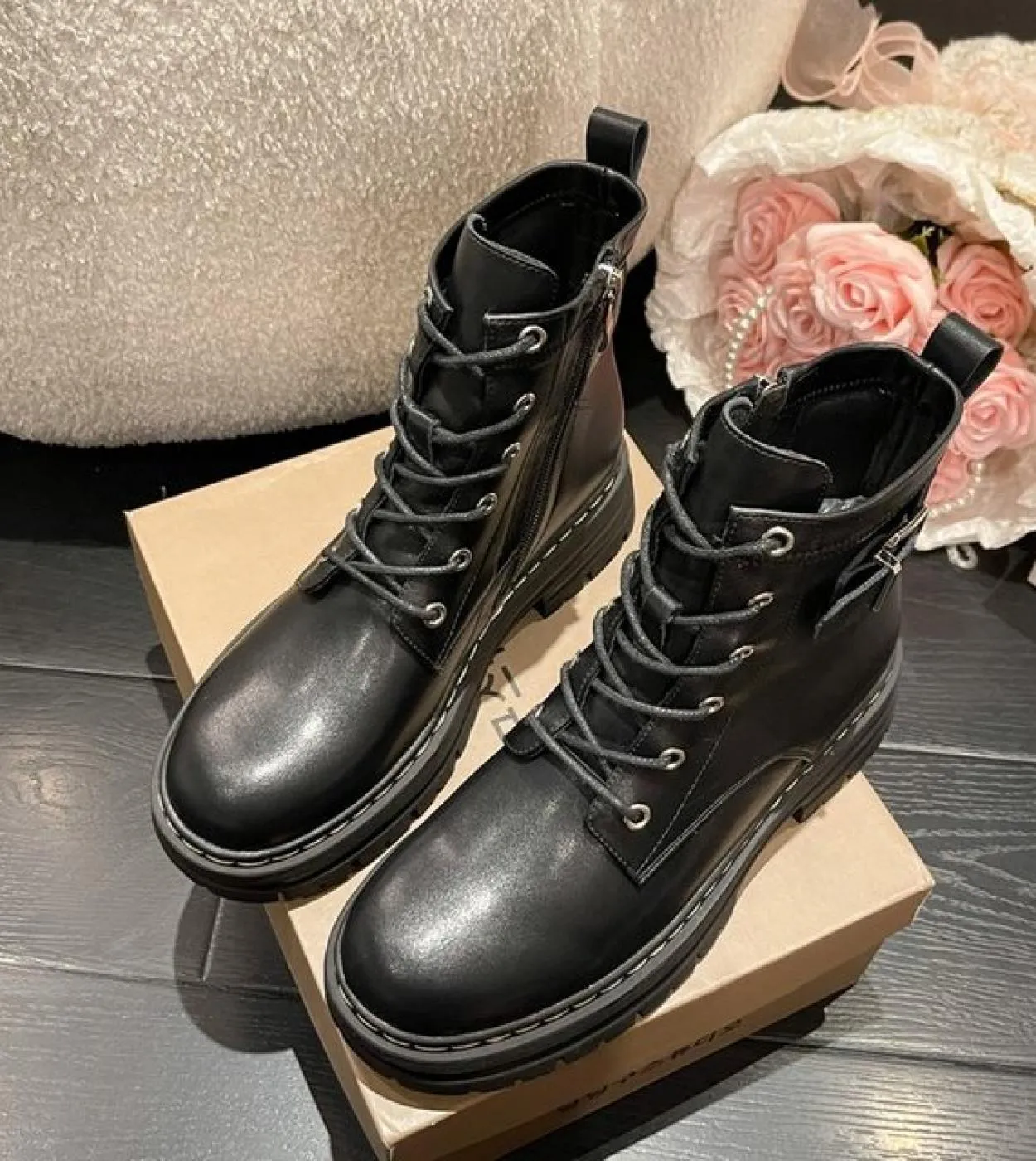 Autunno Lace Up Scarpe da donna Scarpe con plateau per stivali da donna Spedizione gratuita Stivali sportivi neri di lusso da do