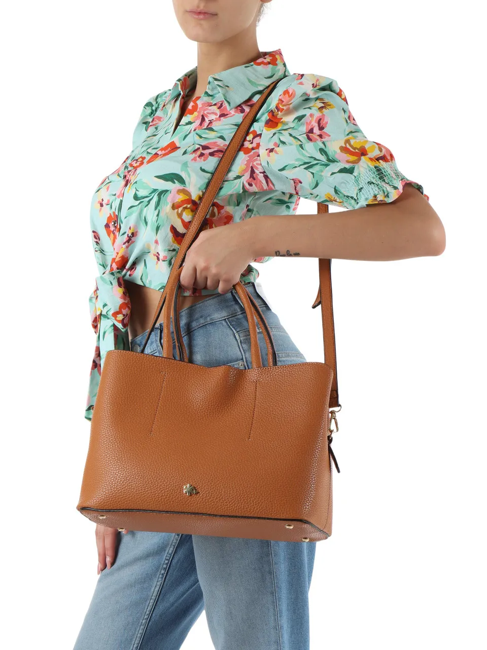 Borsa a mano effetto martellato con placca logo