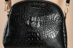Borsa a mano piccola con fantasia pelle di coccodrillo, nera