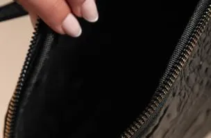 Borsa a mano piccola con fantasia pelle di coccodrillo, nera