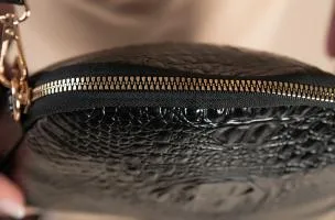 Borsa a mano piccola con fantasia pelle di coccodrillo, nera