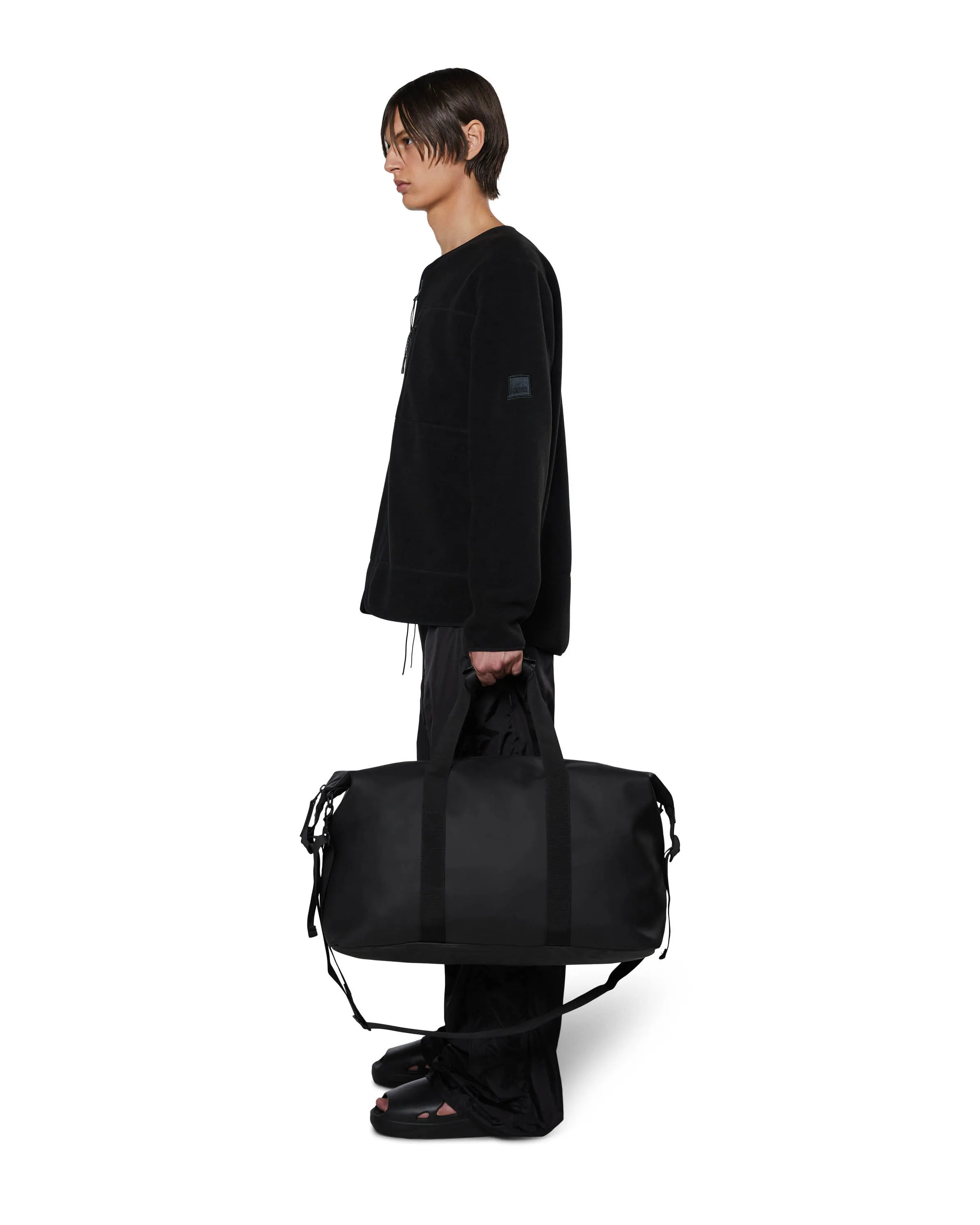Borsa Weekend Bag nera in tessuto impermeabile effetto gommato con tracolla removibile