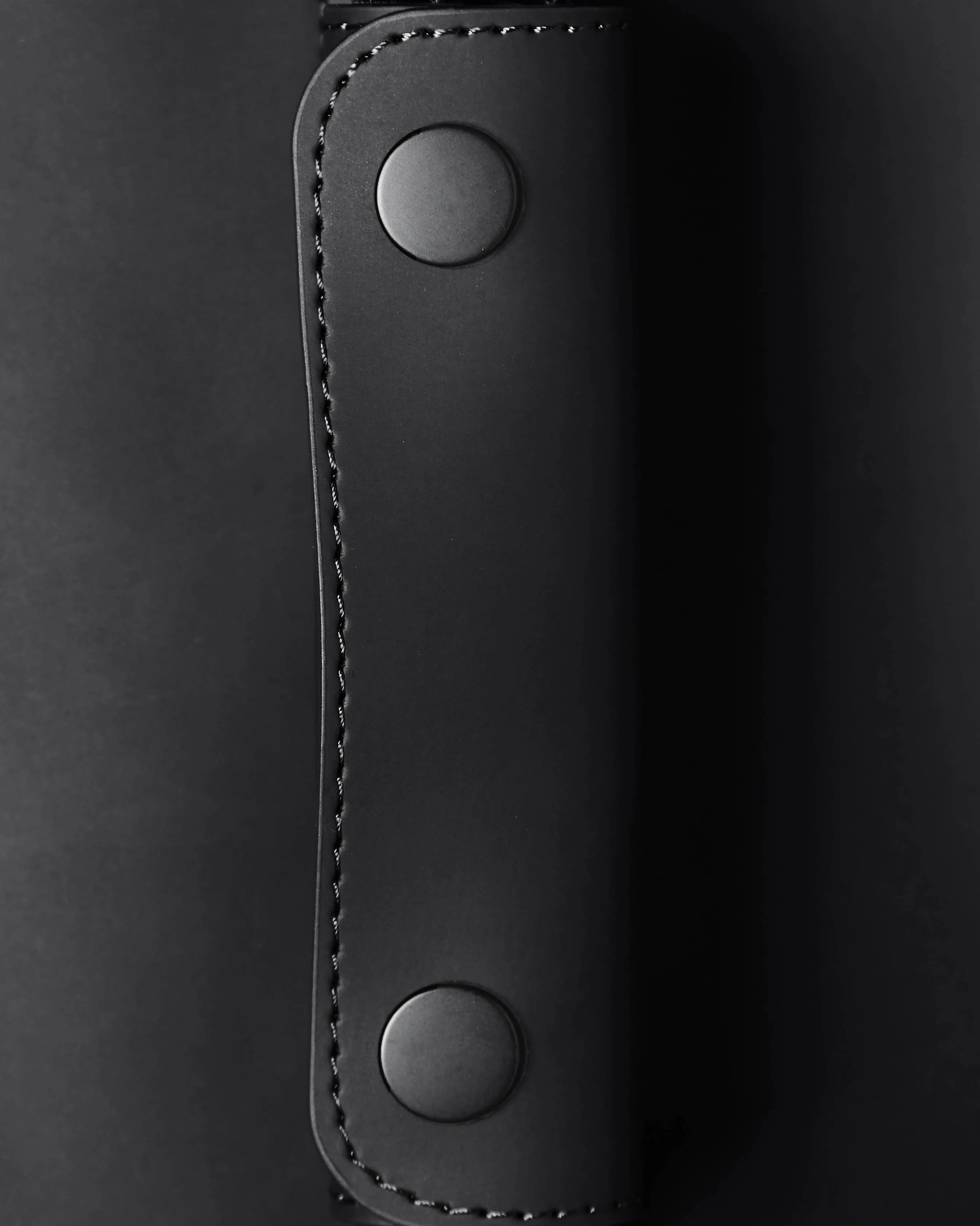 Borsa Weekend Bag nera in tessuto impermeabile effetto gommato con tracolla removibile