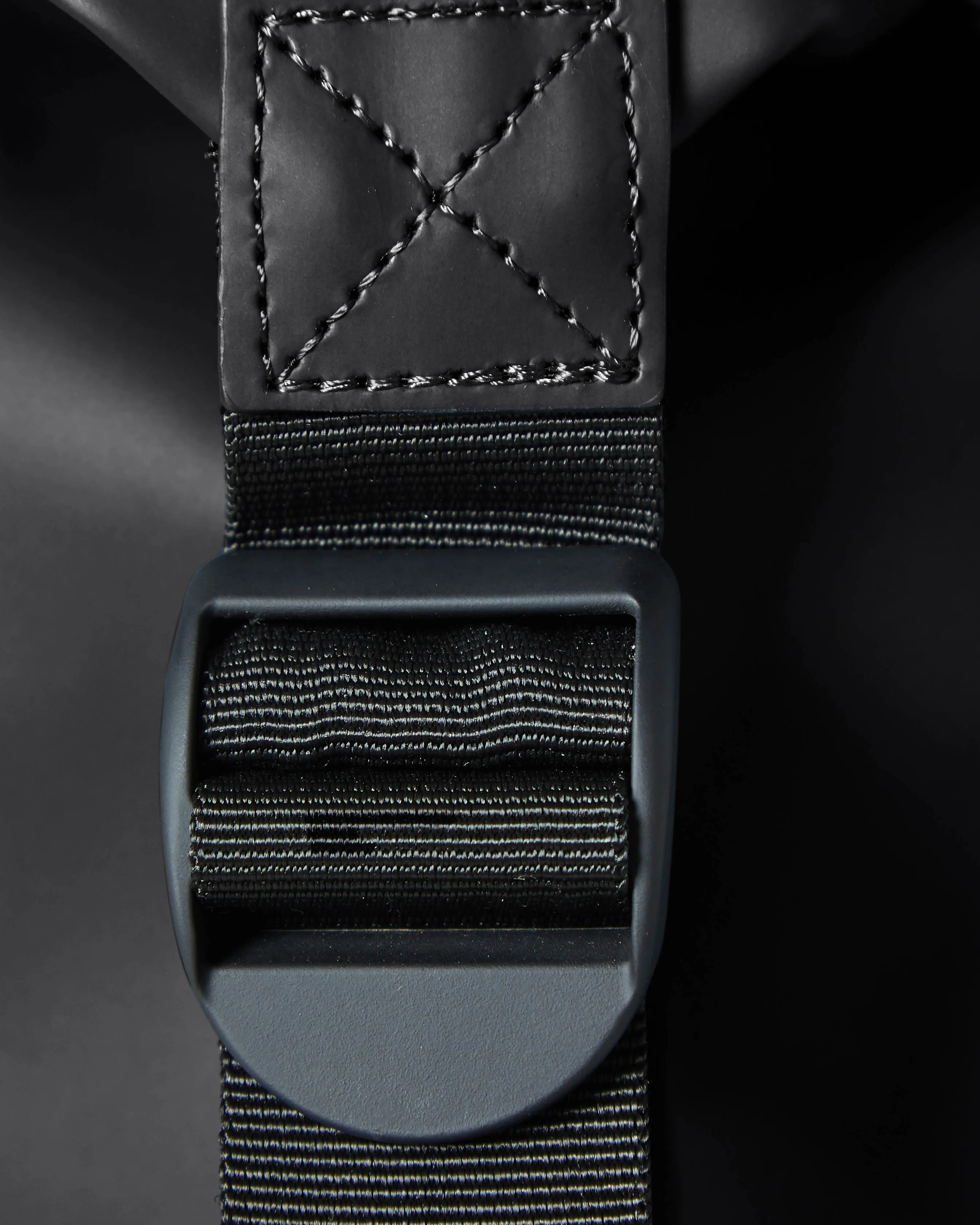 Borsa Weekend Bag nera in tessuto impermeabile effetto gommato con tracolla removibile