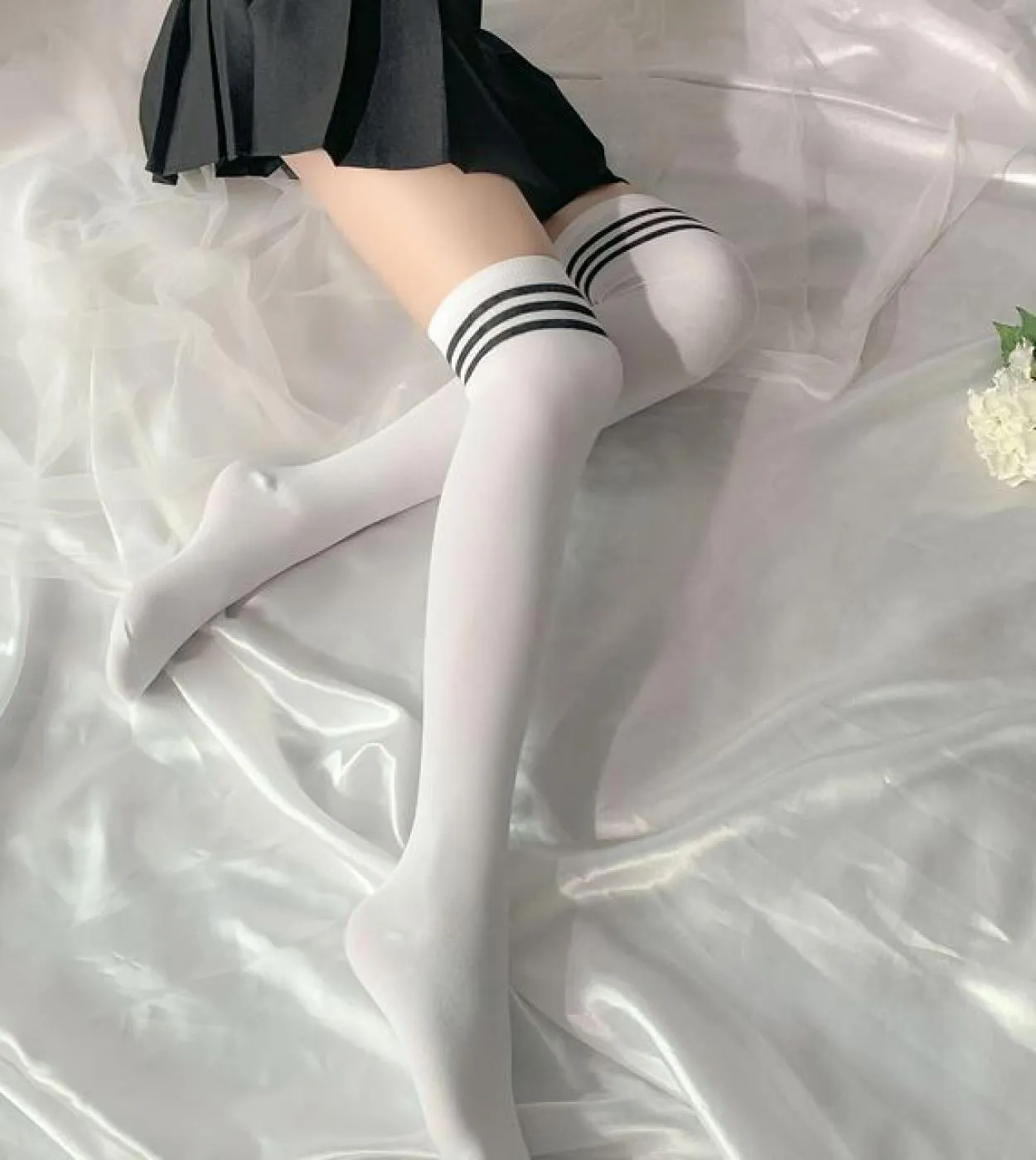 Calze lunghe sopra il ginocchio Calze lunghe stile college Cotone spesse strisce bianche nere Calze Lolita Abbigliamento esotico