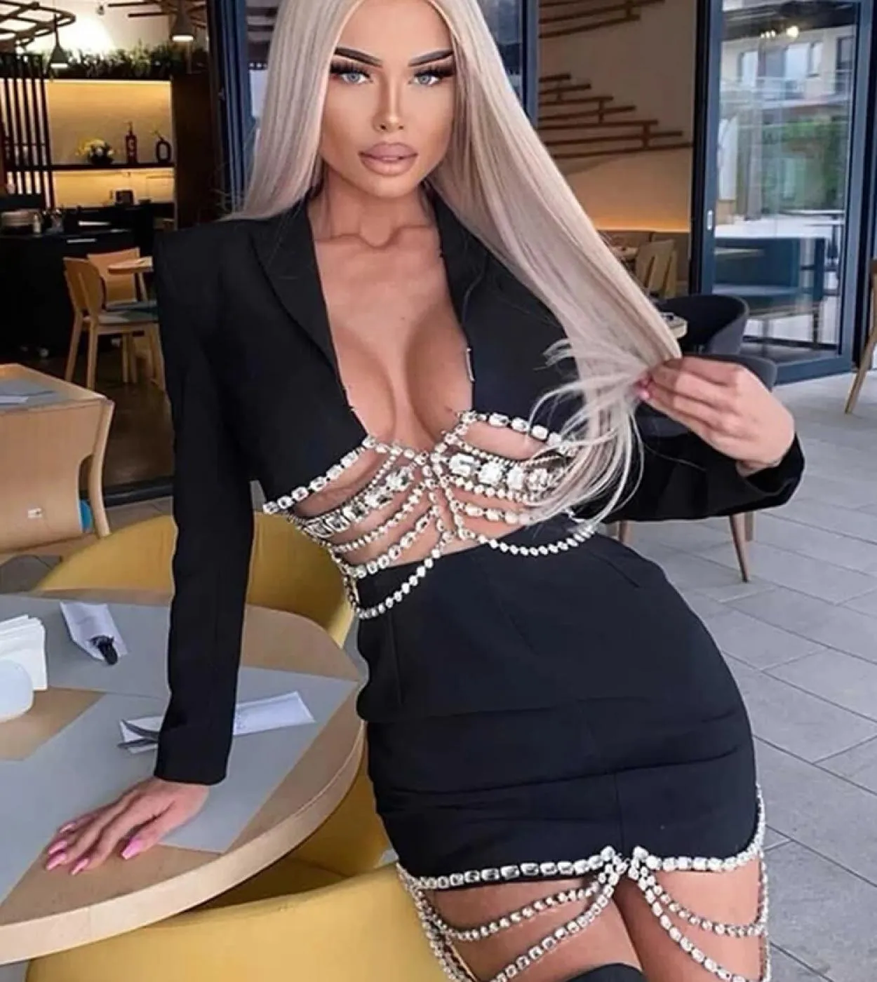 Completi da due pezzi Blazer con gonna nera bianca Abiti fatti a mano con strass a catena Nappa con perline 2022 Nuova minigonna