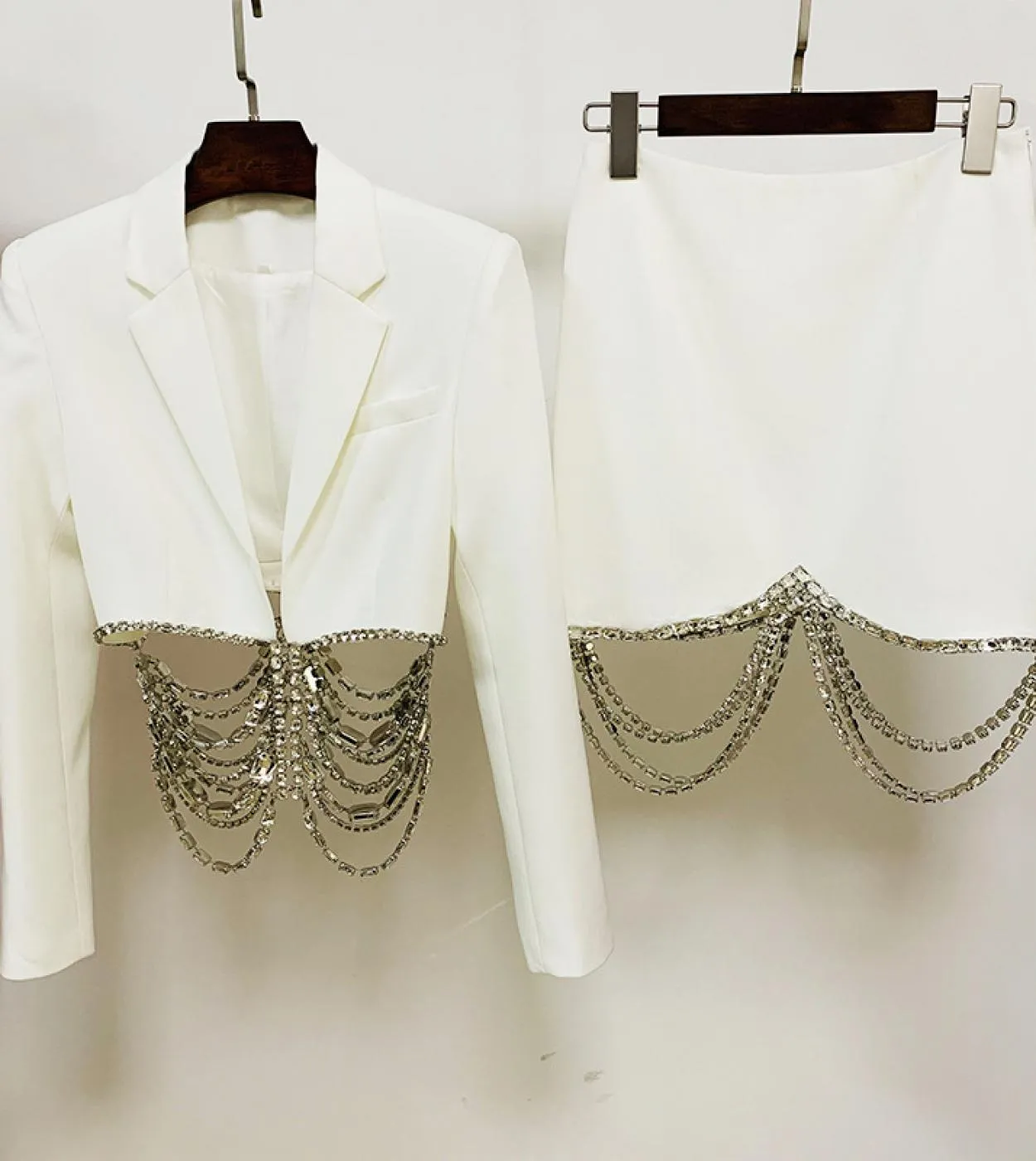 Completi da due pezzi Blazer con gonna nera bianca Abiti fatti a mano con strass a catena Nappa con perline 2022 Nuova minigonna