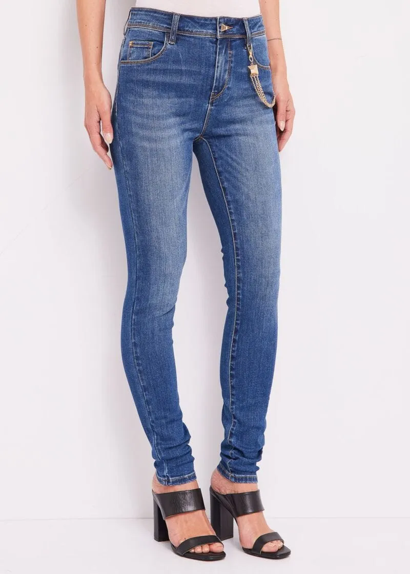 Jeans skinny con catena