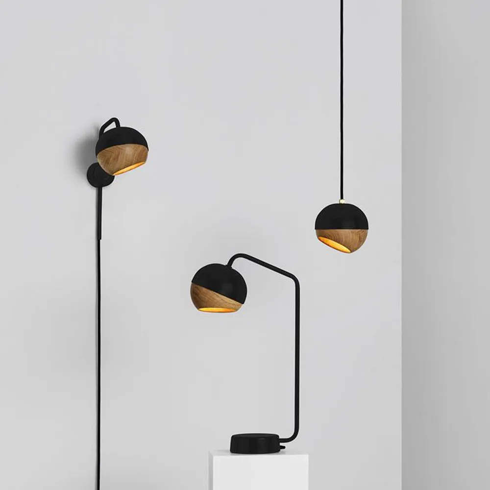 Lampada da tavolo Ray.jf{font-size:18px}bianco, paralume con dettagli in rovere