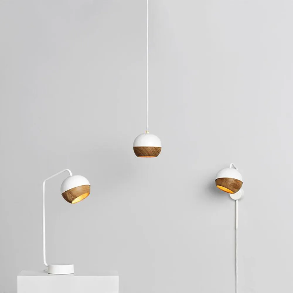 Lampada da tavolo Ray.jf{font-size:18px}bianco, paralume con dettagli in rovere