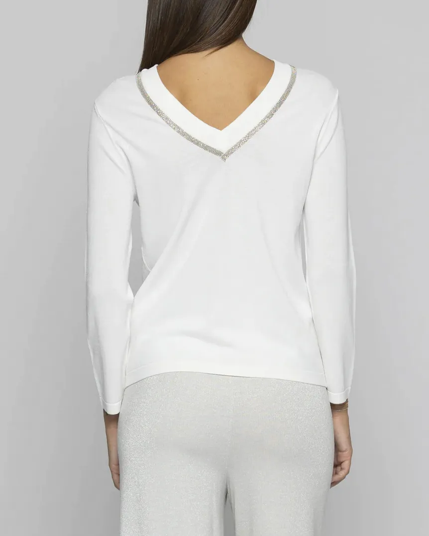 Maglia bianca in misto viscosa con scollo a V sul retro e profili in lurex color argento