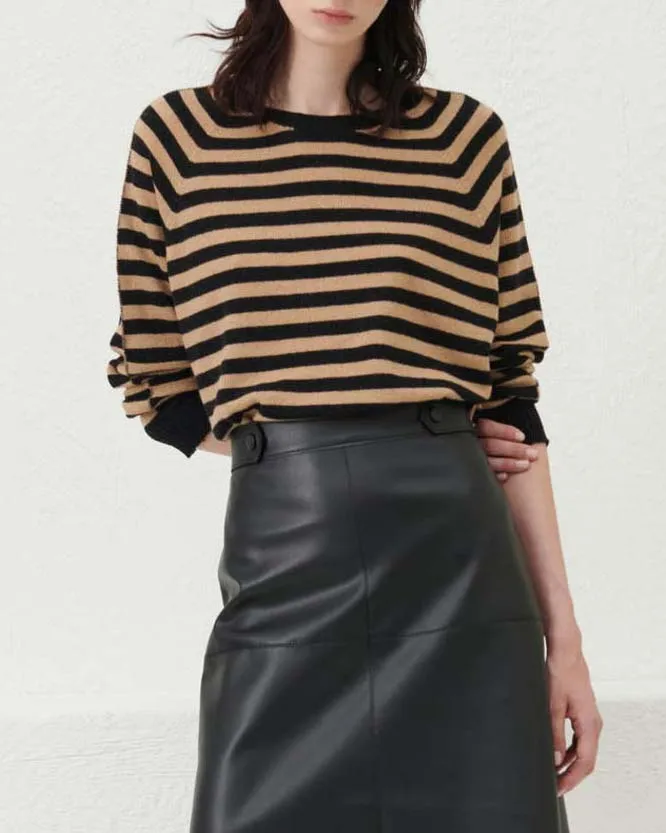 Maglia girocollo color cammello in misto lana e cashmere a righe nere con maniche raglan