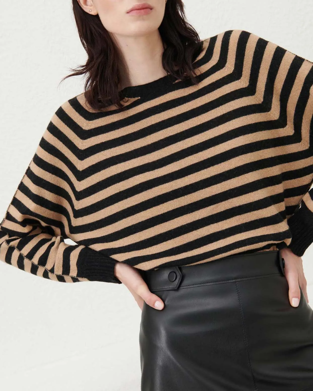 Maglia girocollo color cammello in misto lana e cashmere a righe nere con maniche raglan
