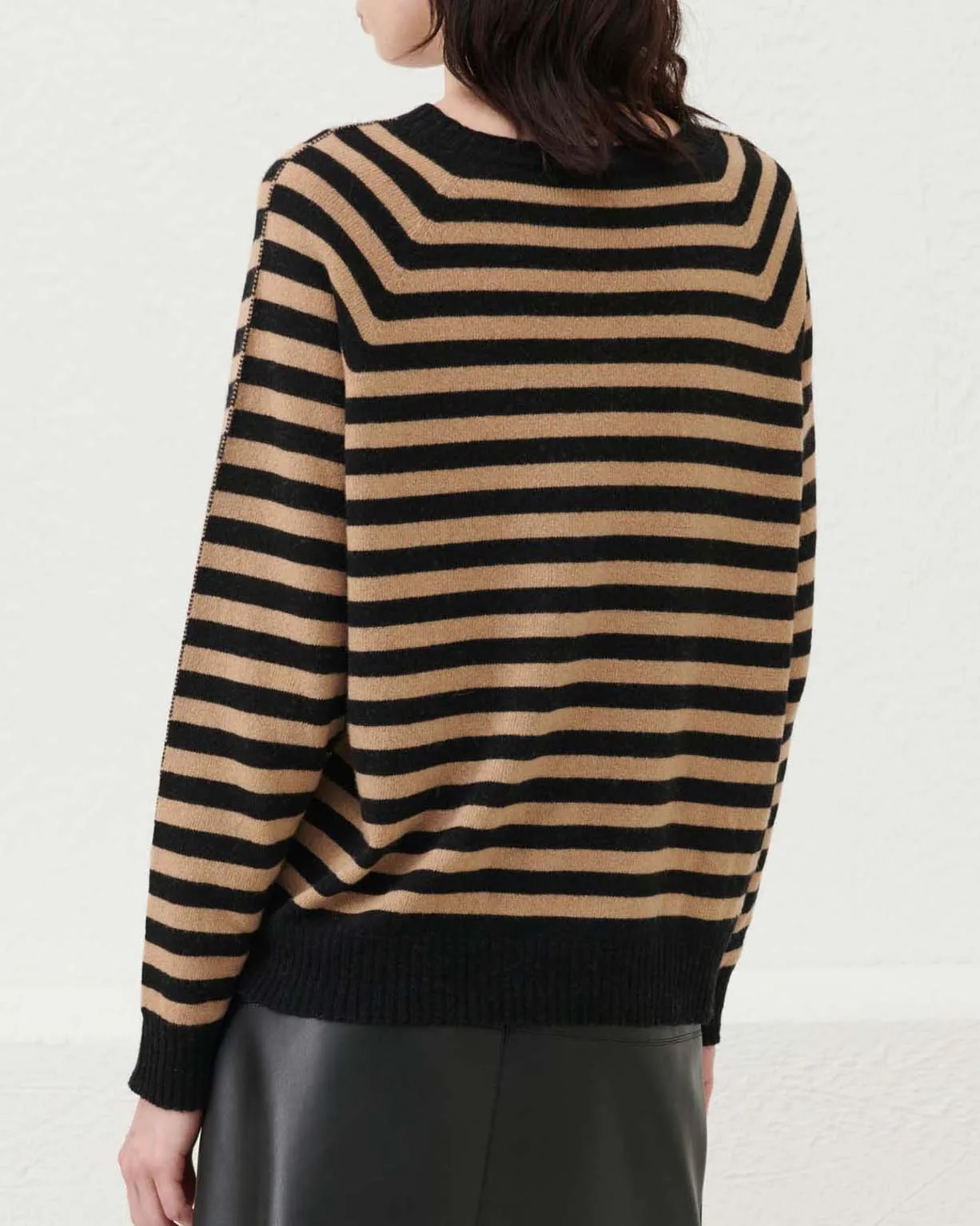 Maglia girocollo color cammello in misto lana e cashmere a righe nere con maniche raglan