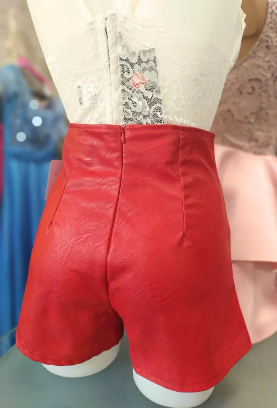 Pantaloncino in ecopelle a vita alta