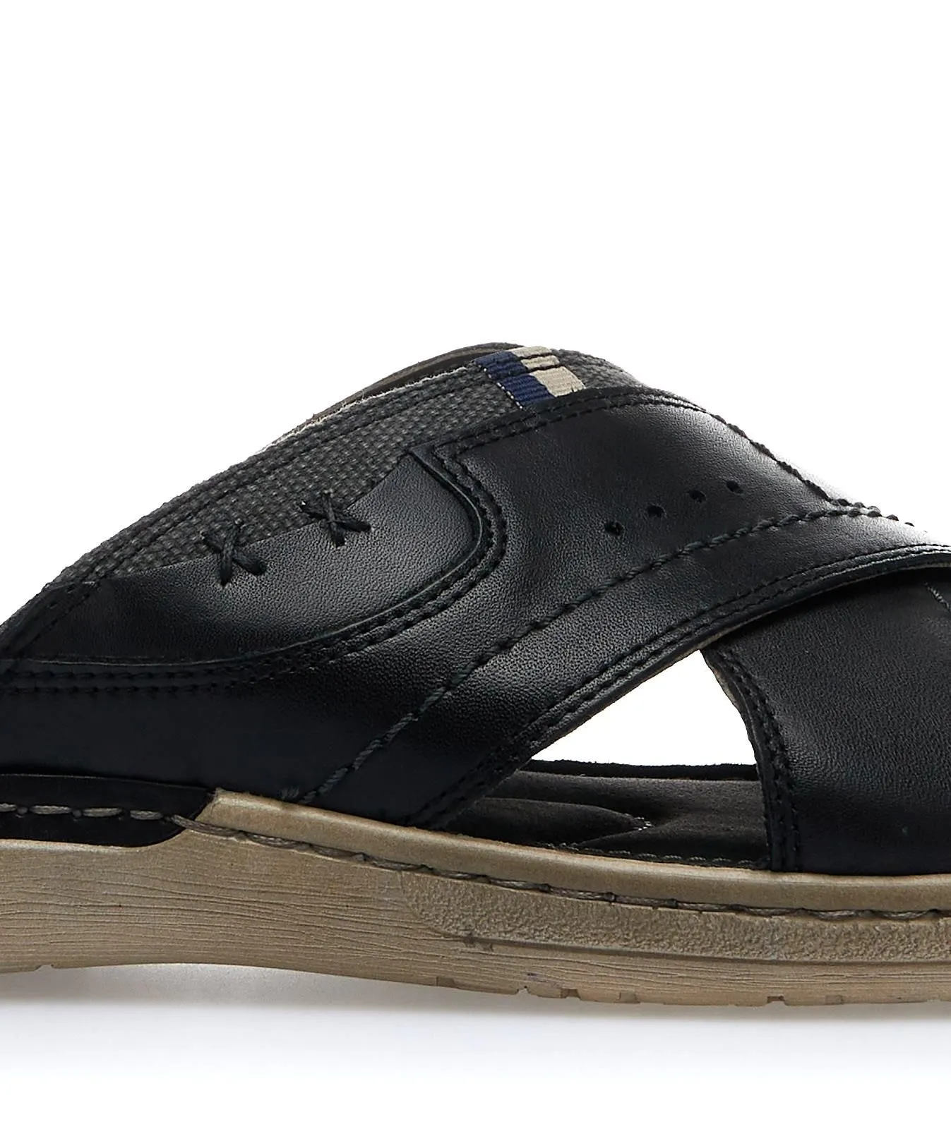 Sandali neri in pelle con strappi