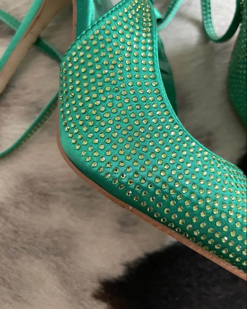 Scarpa con tacco slingback con brillantini VERDE.