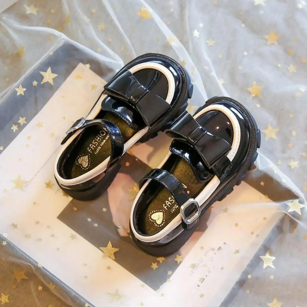 Scarpe per bambini stile Inghilterra in pelle verniciata lucida Ragazze 2022 nuovi arrivi Scarpe casual con plateau bordate per