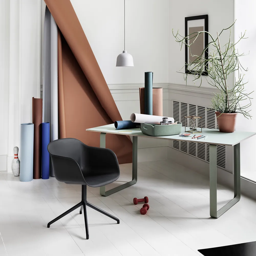 Sedia da ufficio con braccioli e base girevole Fiber.jf{font-size:18px}Antracite nero (plastica)