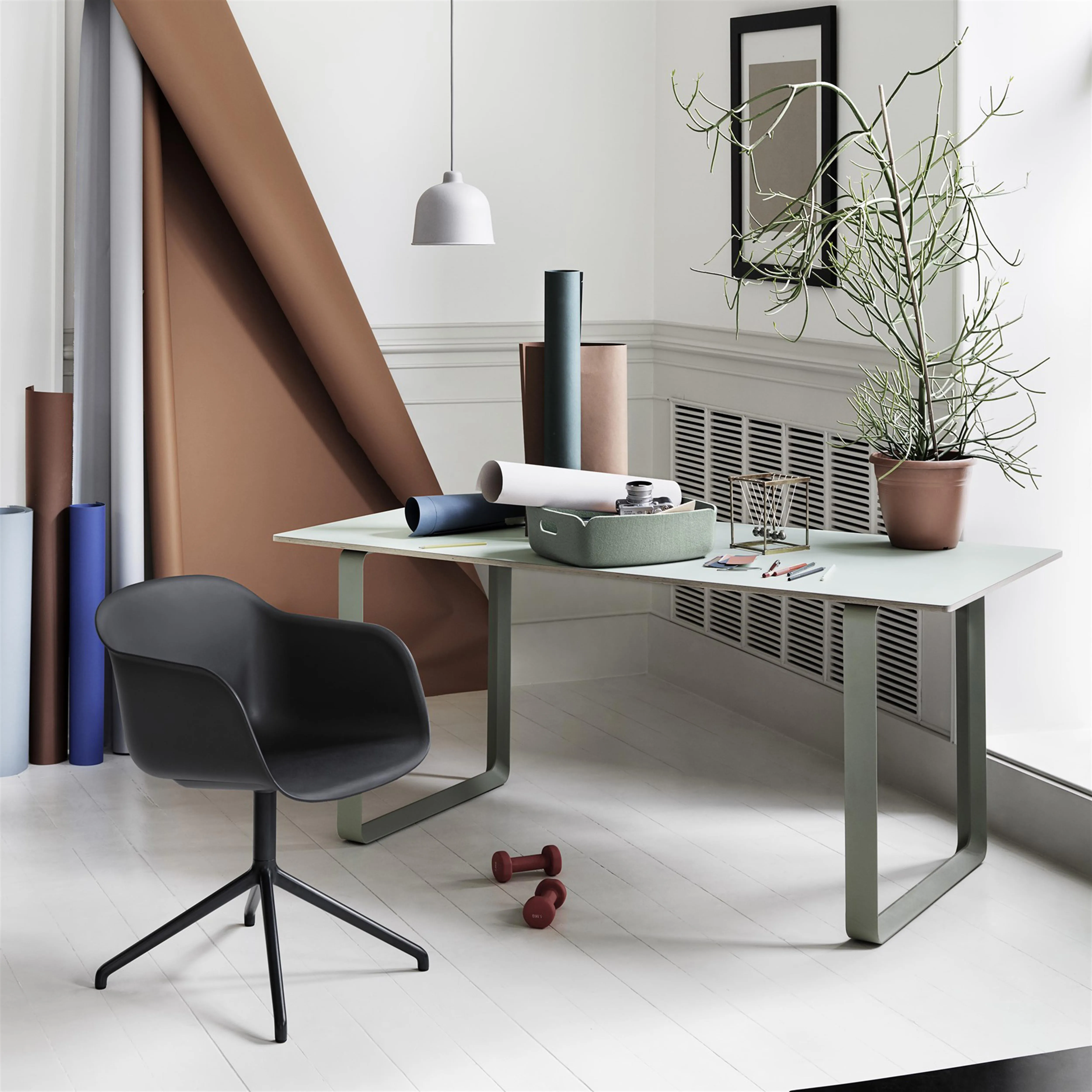 Sedia da ufficio con braccioli e base girevole Fiber.jf{font-size:18px}Antracite nero (plastica)