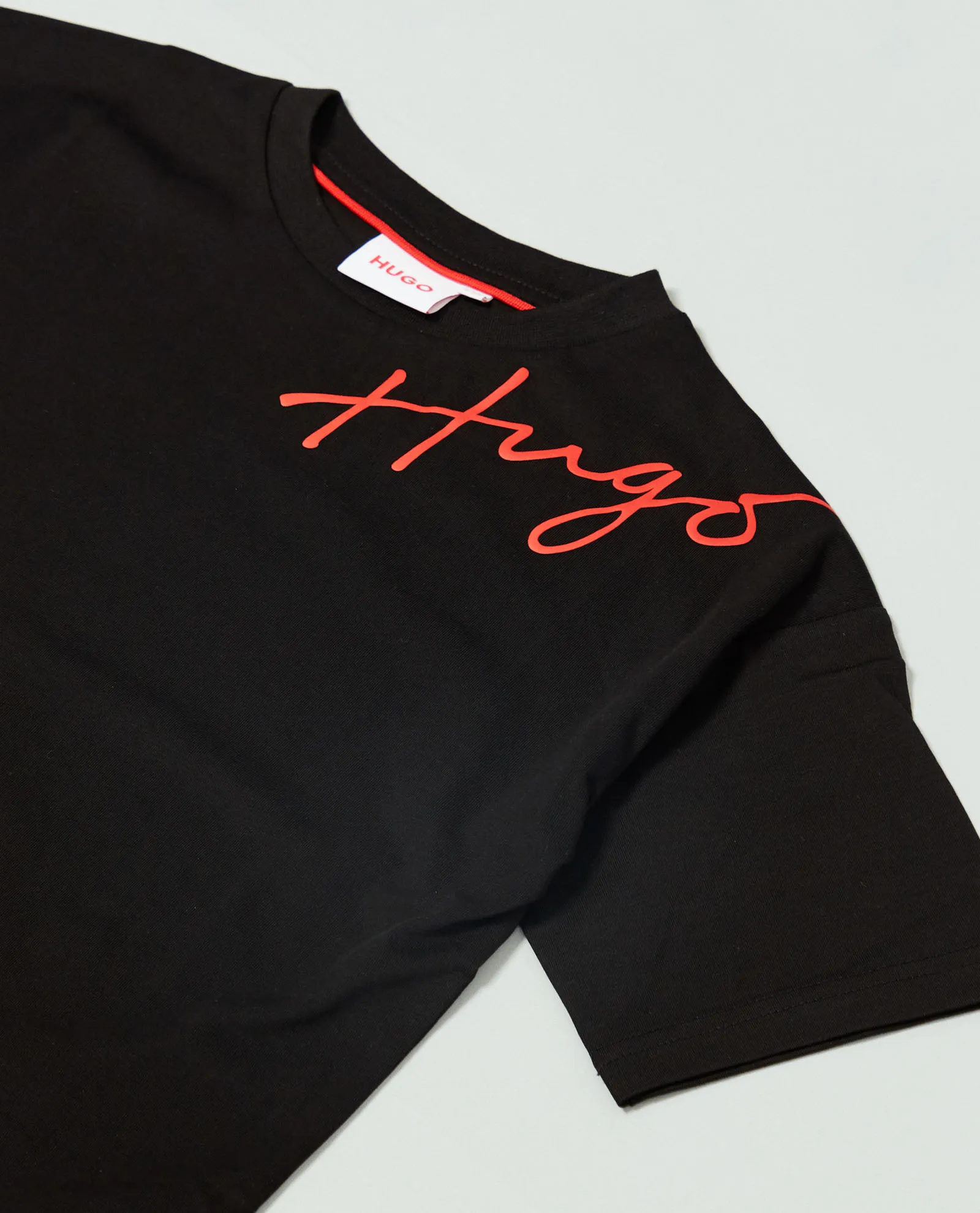 T-shirt girocollo con logo su spalla