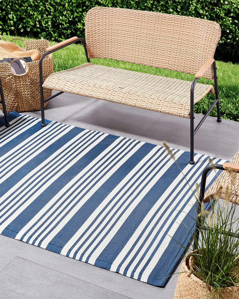 Tappeto da giardino blu scuro e bianco 120 x 180 cm ELURU
