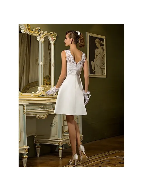 Vestito da sposa corto al ginocchio con corpetto e bretelle in pizzo