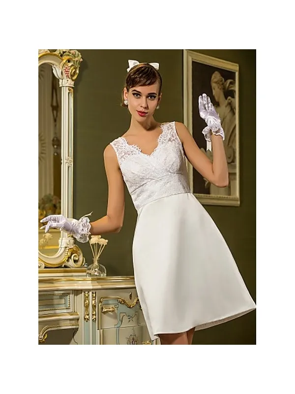 Vestito da sposa corto al ginocchio con corpetto e bretelle in pizzo