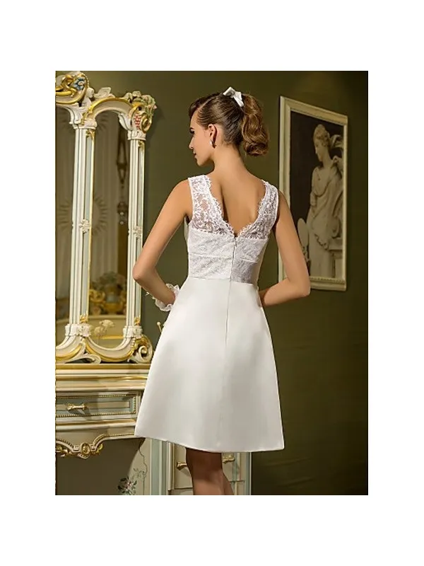 Vestito da sposa corto al ginocchio con corpetto e bretelle in pizzo